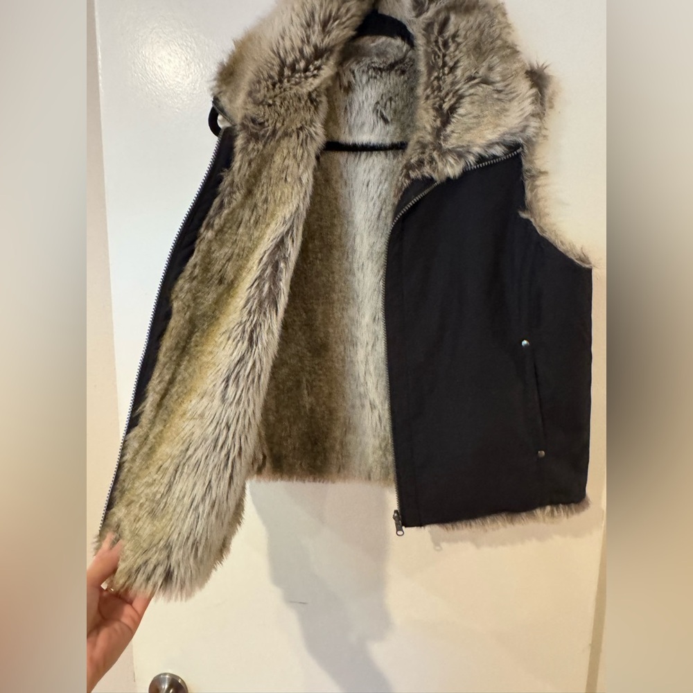 Weatherproof Black Vest with Faux Fur Reversable - Picture 5 of 6